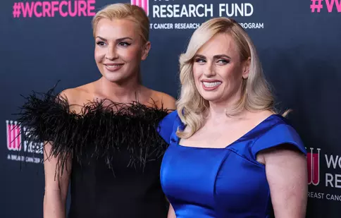 Primele imagini de la nunta lui Rebel Wilson! Ea și Ramona Agruma au îmbrăcat rochii de mireasă asemănătoare