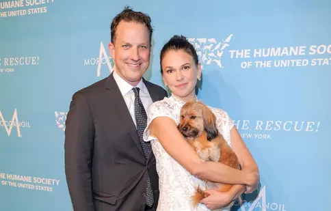 Hugh Jackman are o nouă iubită. Cine este Sutton Foster, actrița care tocmai a divorțat după 10 ani de căsătorie