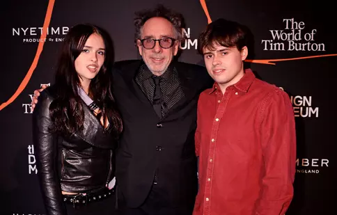 Tim Burton, apariție rară alături de cei doi copii ai săi pe covorul roșu. Billy Ray și Nell au o mamă la fel de celebră