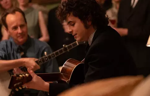 Ce voce frumoasă are Timothée Chalamet! Actorul cântă live în rolul lui Bob Dylan în filmul „A Complete Unknown”
