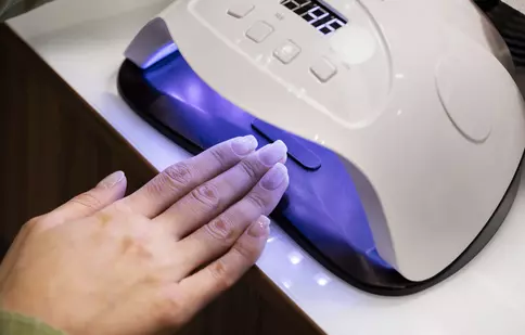 Top 5 avantaje ale utilizării lămpii UV/LED pentru oje semipermanente