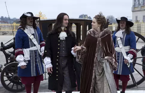 De ce este „Versailles” o producție controversată. Serialul difuzat de Kanal D, renumit pentru scenele picante și lipsite de inhibiții