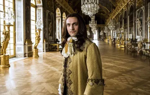 Serialul „Versailles” va fi difuzat de Kanal D. Cine îi dă viață controversatului Ludovic al XIV-lea. Poveste, trailer, dată de lansare