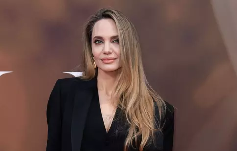 Angelina Jolie, apariție spectaculoasă alături de fiul său Knox. Cei doi au strălucit pe covorul roșu