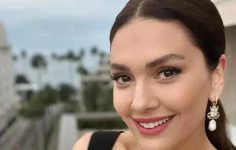 Bergüzar Korel a fost la Cannes să-și promoveze cel mai recent serial. Ce a declarat actrița