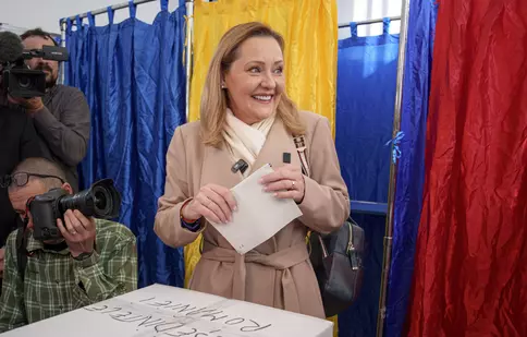 Cât a plătit Elena Lasconi pentru paltonul purtat în ziua alegerilor prezidențiale. Detalii despre ținuta care a atras atenția publicului