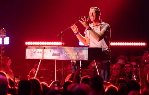 Chris Martin a căzut de pe scenă în timpul unui concert la Melbourne. Solistul trupei Coldplay a fost salvat de un angajat