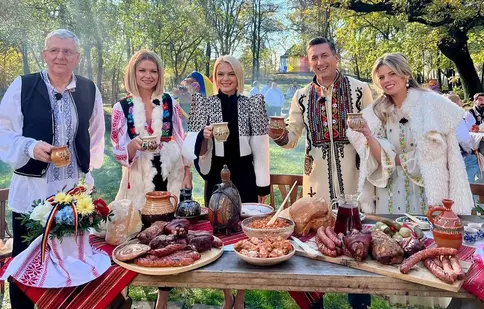 Echipa Știrilor Pro TV sărbătorește 1 Decembrie în costume populare! Roxana Hulpe, Andreea Marinescu și Lavinia Petrea, superbe în ținute festive