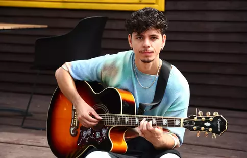 Emilian, o nouă surpriză pentru fani. Cum sună melodie care ar fi putut să fie coloana sonoră pentru serialul Ana, mi-ai fost scrisă în ADN