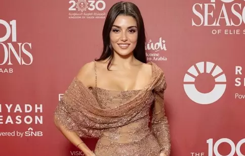 Hande Erçel, apariție strălucitoare la un show de modă de lux în Arabia Saudită. Cum a uimit vedeta din „Dragostea plutește în aer”