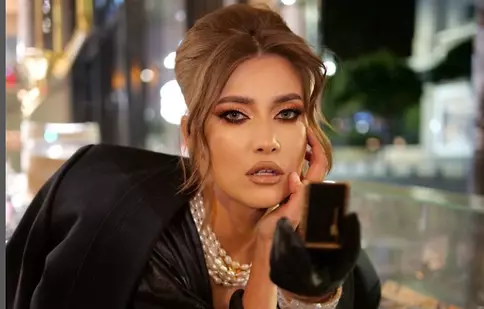 Iulia Albu surprinde din nou cu un nou look – păr brunet și ciufulit! Fosta concurentă de la America Express a ales o schimbare neașteptată de stil