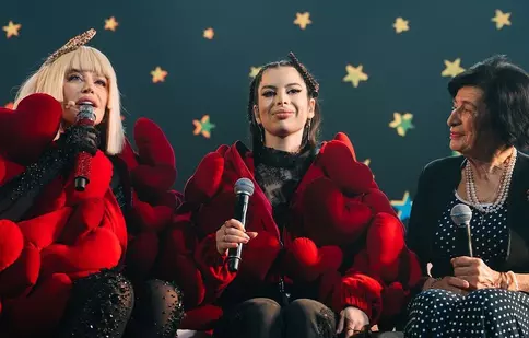 Loredana Groza a cântat alături de fiica și mama sa pe scena de la Sala Palatului. Imagini emoționante
