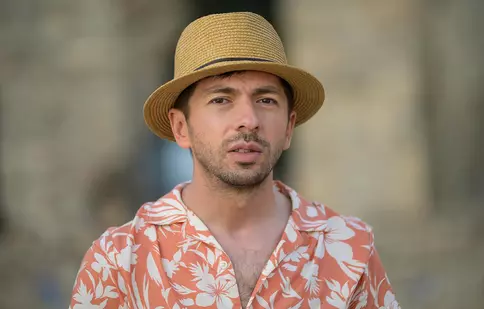 „Vecina” , comedia inspirată din coșmarul real al lui Mircea Bravo, ajunge în cinematografe: „Chema autoritățile în fiecare seară”