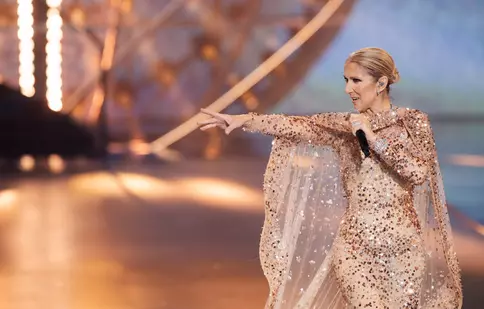 Céline Dion a revenit pe scenă cu forțe proaspete. Artista a făcut spectacol la o prezentare de modă din Riad