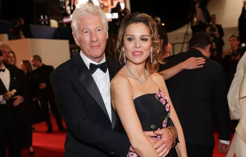 Richard Gere glumește că soția sa, Alejandra, „nu avea idee” cine era el când s-au întâlnit pentru prima dată: „Credea că sunt George Clooney”
