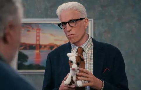 Ce știm despre serialul Un om în interior, de pe Netflix. Ted Danson, un pensionar simpatic care investighează un furt într-un azil de lux