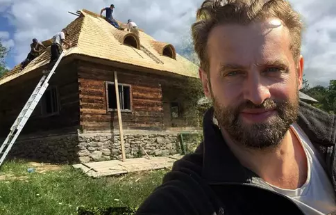 Cum arată casa lui Sorin Brotnei de la Asia Express. Artistul are o colecție neobișnuită pe terasă