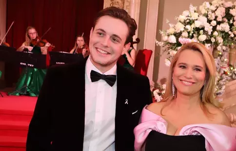 Andreea Esca și fiul ei, împreună pe scenă. Aris Eram a prezentat un eveniment caritabil alături de mama lui