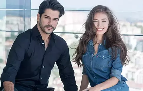 Burak Özçivit și Neslihan Atagül revin la TV în renumitul serial „Dragoste infinită”. Ce post îl va redifuza