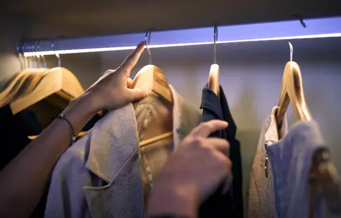 Cele mai bune materiale pentru costumele de damă: avantaje și dezavantaje