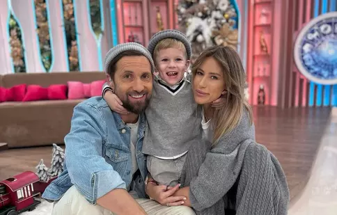 Dani Oțil și Gabriela Prisăcariu au decorat bradul de Crăciun împreună cu fiul lor, Tiago. Imaginile sunt adorabile