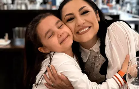 Andra și fiica ei au cântat împreună pe scenă. Ce ținute superbe au purtat Eva Măruță și mama ei celebră