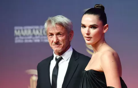 Sean Penn și iubita lui moldoveancă, cu 34 de ani mai tânără, și-au făcut debutul pe covorul roșu. Valeria a surprins cu ținuta aleasă