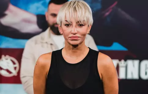 Giulia Anghelescu, în ringul de box într-un meci demonstrativ din Ungaria. Artista s-a antrenat cu Leonard Doroftei