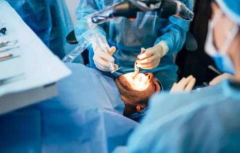 Poți muri de la un implant dentar? Riscurile intervenției