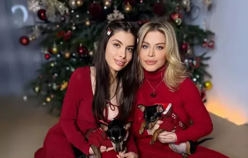 Loredana Groza, alături de familie într-un decor festiv de Crăciun. Cum s-a asortat cu fiica ei