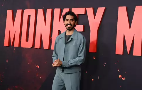 Ce știm despre „Omul-maimuță”, povestea regizată de Dev Patel. Unde poate fi văzut filmul