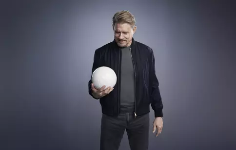 Primele imagini și data premierei pentru „Schmeichel”, noul serial original SkyShowtime. Documentarul prezintă povestea portarului Peter Schmeichel