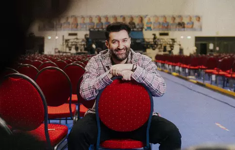Smiley, portret de familie după ce a mers la Pitești să voteze. Cum s-a pozat cu fratele lui și părinții lor