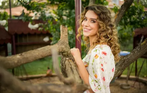 Andreea Vasile, actrița din „Iubire cu parfum de lavandă”, are o familie superbă! Cum arată fiul vedetei și imagini rare alături de partenerul ei