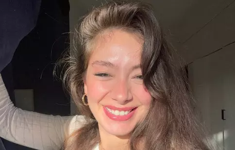 Neslihan Atagül radiază în noile imagini cu burtica de gravidă. Cum arată cu doar o lună înainte să devină mamă!