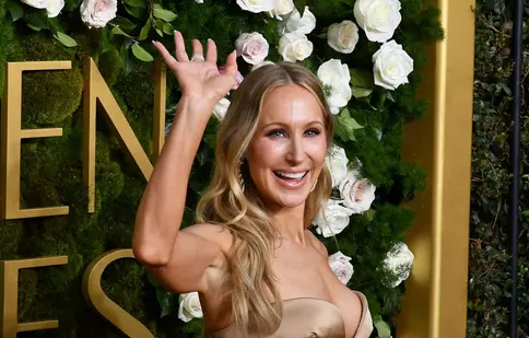 Cine sunt câștigătorii Globurilor de Aur, ediția 2025. Nikki Glaser a făcut istorie ca prima femeie care a găzduit singură ceremonia