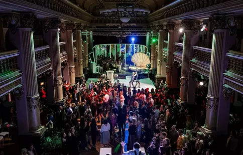 "Marele Gatsby" un spectacol imersiv: O călătorie captivantă în anii '20, prin ochii publicului