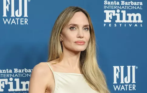 Angelina Jolie, spectaculoasă la Festivalul Internațional de Film de la Santa Barbara. A îmbrăcat o rochie cu spatele gol și a întors toate privirile