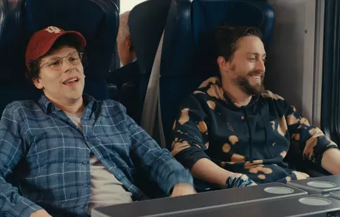 Comedia „Durere profundă” ajunge în cinematografele din România. Kieran Culkin are rolul principal