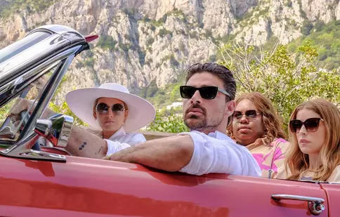 Michele Morrone apare în trailerul pentru „Another Simple Favor”. Ce rol a primit în filmul cu Blake Lively și Anna Kendrick
