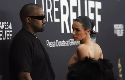 De ce au fost Kanye West și Bianca Censori dați afară de la Premiile Grammy. Soția artistului i-a uimit pe toți cu ținuta aleasă