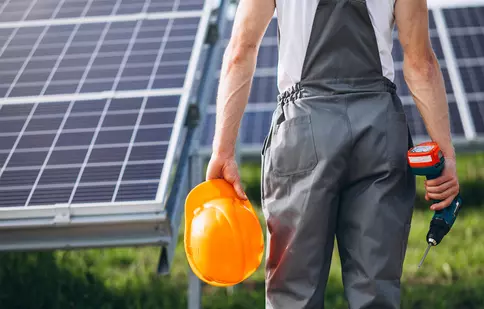 De ce sistemele de panouri fotovoltaice sunt soluția perfectă pentru un viitor verde