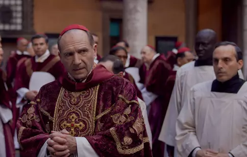 „Conclav” ajunge pe micile ecrane. Unde poate fi urmărit filmul cu Ralph Fiennes în rol principal