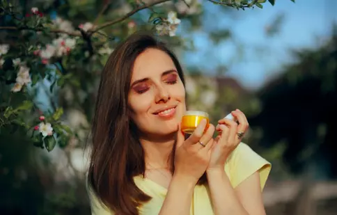 Cum să alegi crema de față potrivită pentru primăvara aceasta: 3 ingrediente la care să fii atentă
