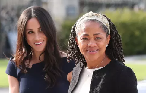 Doria Ragland, apariție surpriză în serialul Netflix al fiicei sale, Meghan Markle. Cum arată astăzi mama ducesei de Sussex
