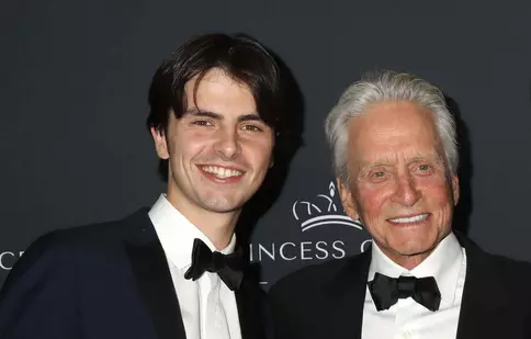 Fiul actorilor Catherine Zeta-Jones și Michael Douglas debutează în cinematografie. Ce rol va juca Dylan Douglas