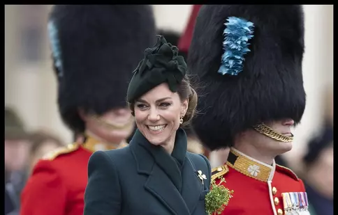 Kate Middleton, în centrul atenției la parada de Ziua Sfântului Patrick. Prințesa de Wales a savurat un pahar de bere alături de soldați