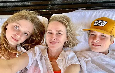 Fiica transgender a lui Naomi Watts și-a făcut debutul la Săptămâna Modei de la Paris. Cum arată Kai la 16 ani