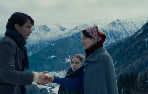 CRONICĂ „Vermiglio, mireasa muntelui”, o luminoasă celebrare a vieții. Propunerea din acest an a Italiei la Oscar este, acum, în cinematografe