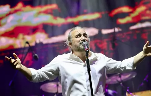 Volkan Konak a murit în timpul unui concert. Artistul turc s-a prăbușit în fața publicului